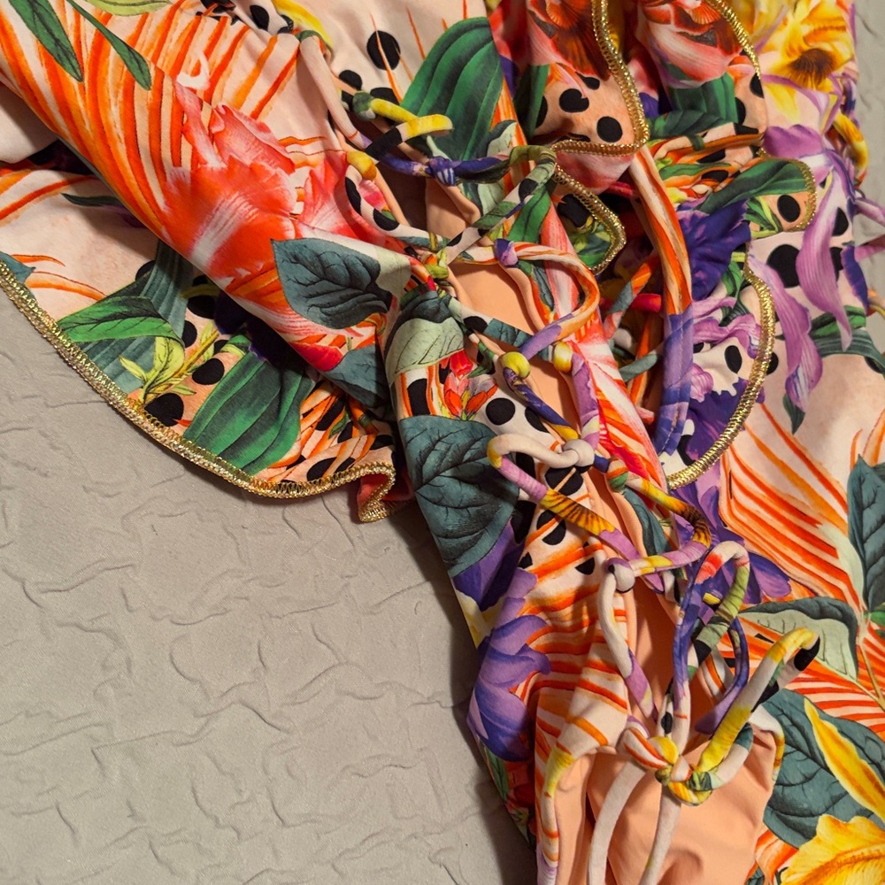 Luli Fama SHOCKING FLORALS.
Swimsuit
Pareo
Cover up
Limited print - Picture 12 of 12
